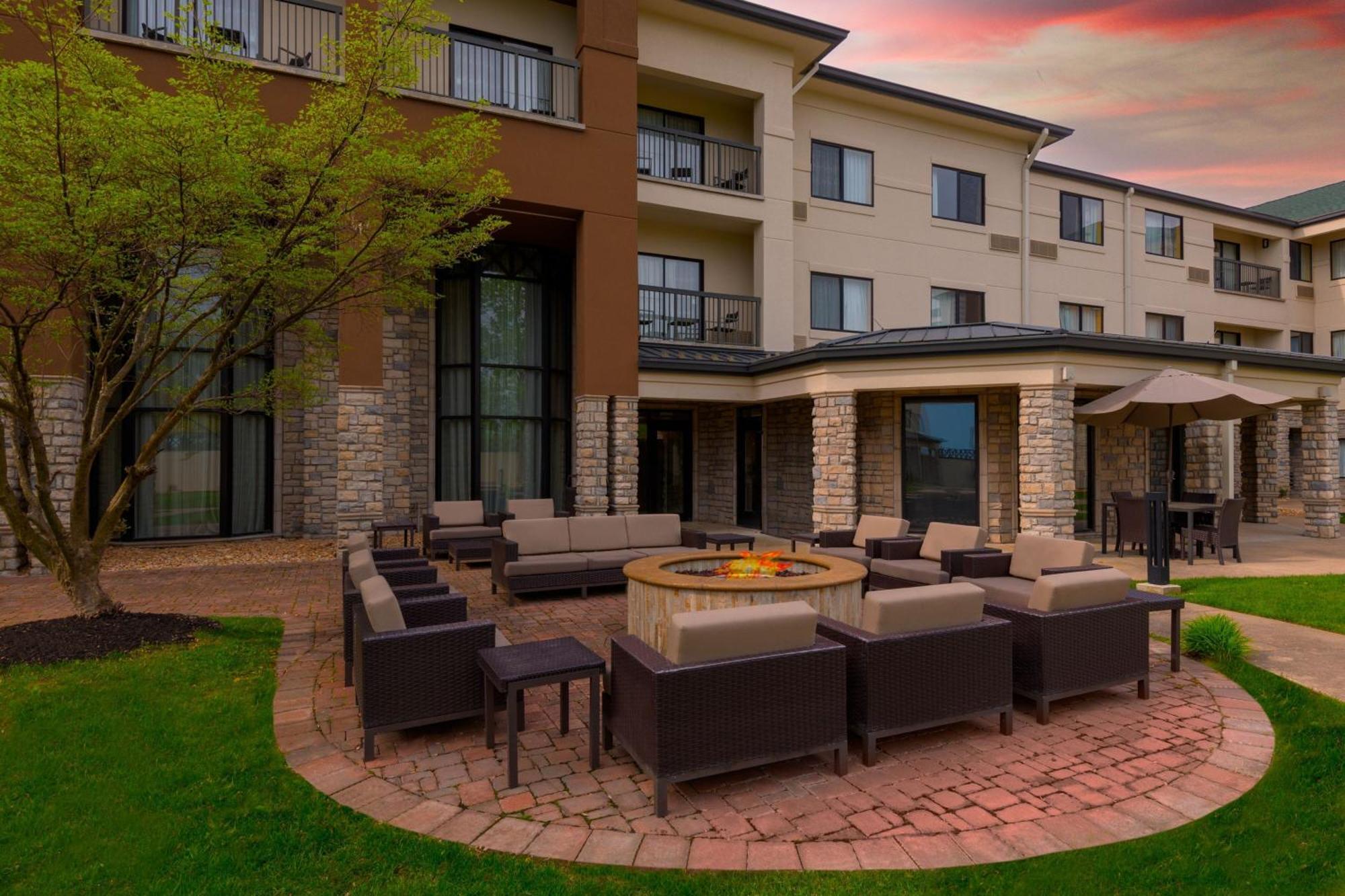 Hotel Courtyard By Marriott Springfield Airport Exterior foto